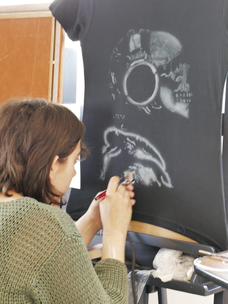 Aurélie peint sur teeshirt à l'aérographe